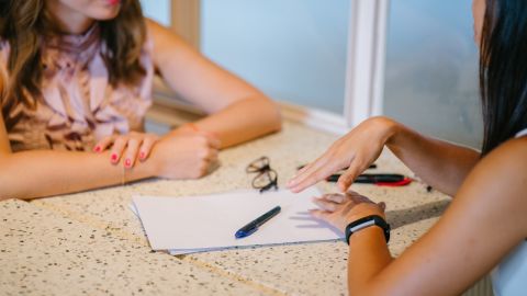 Las personas pueden resaltar sus cualidades en la hoja de vida. Si te pones bastante creativo lo podrás lograr en poco tiempo.