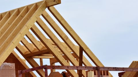 Aunque la industria de la construcción de vivienda ha ido en franco aumento, no está claro si el repunte es sostenible ya que las infecciones de coronavirus han aumentado.