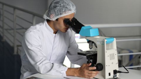 La carrera de Técnico Biólogo tiene un salario anual promedio que no compensa el pago de más de $161,696 dólares durante la universidad.