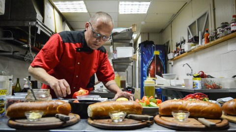 El subsector de servicios de alimentos y lugares para beber registró una ganancia neta de 504,000 puestos de trabajo.