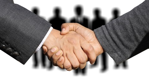 Cumplir los objetivos de la empresa es un buen comienzo para tener la confianza de pedir un aumento.