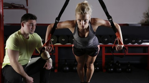 Un entrenador atlético es quien trabaja mayormente con atletas profesionales, con la finalidad de ponerles entrenamientos físicos, así como de prevenir, diagnosticar y tratar lesiones, y enfermedades musculares.