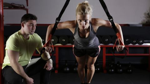 Un entrenador atlético es quien trabaja mayormente con atletas profesionales, con la finalidad de ponerles entrenamientos físicos, así como de prevenir, diagnosticar y tratar lesiones, y enfermedades musculares.