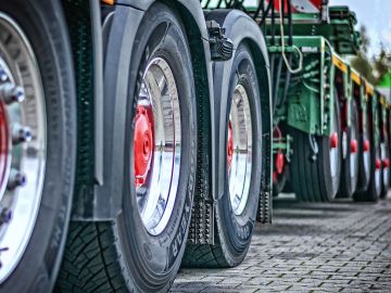 Un conductor de camión pesado y tractor con remolque tiene un salario promedio de $43,680 por año.