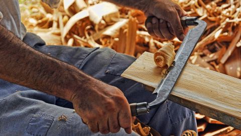 Las industrias con mayor concentración de empleo en esta ocupación son: construcción de edificios residenciales, construcción de edificios no residenciales, y acabados en edificios.