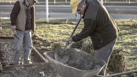 La Oficina de Estadísticas Laborales proyecta que el empleo de trabajadores y ayudantes de la construcción crecerá un 11 por ciento hacia 2028.