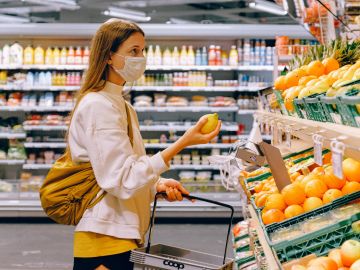 Comprar comestibles con una tarjeta de crédito puede traerte más beneficios que si los compras con tu propio dinero.