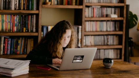 Foto de una estudiante usando una laptop