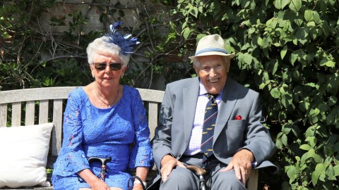 Perder a tu pareja de siempre puede ser complicado, pero sus años de esfuerzo, trabajo y cariño pueden seguir rindiendo frutos con su Seguro Social.