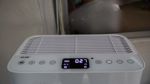 Un purificador de aire con filtros HEPA se pueden adquirir a partir de $150 dólares.