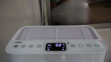 Un purificador de aire con filtros HEPA se pueden adquirir a partir de $150 dólares.