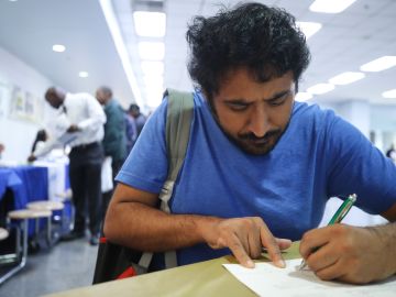 Las personas elegibles deben cobrar el apoyo acumulado por las semanas de retraso.