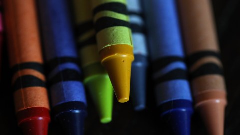 Los crayones son un artículo esencial para los estudiantes más pequeños.