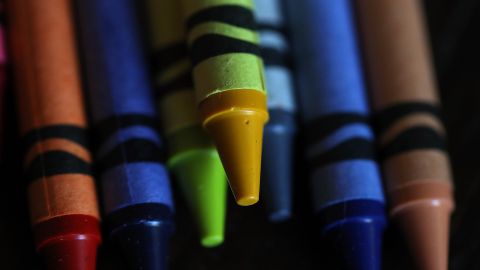 Los crayones son un artículo esencial para los estudiantes más pequeños.