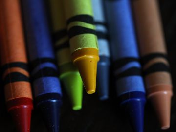 Los crayones son un artículo esencial para los estudiantes más pequeños.