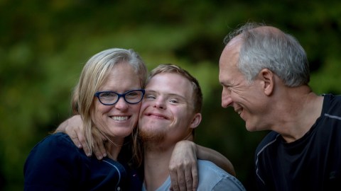 Los hijos tienen un límite de edad u otras características para ser considerados como dependientes para un cheque de estímulo.