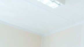 Mujer trabaja con un hombre en unos planos.