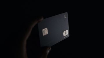 El lado oscuro de una tarjeta de crédito surge cuando comienzas a dejar de pagar tus facturas y tienes graves consecuencias por ello.