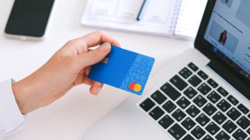 Tienes que revisar tu información crediticia antes de tomar la decisión de eliminar alguna de tus tarjetas de crédito.