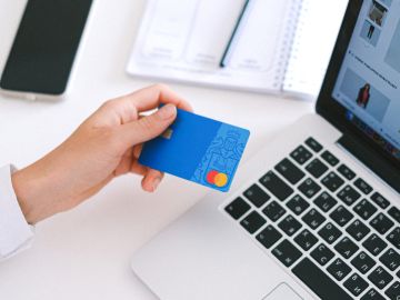 Tienes que revisar tu información crediticia antes de tomar la decisión de eliminar alguna de tus tarjetas de crédito.