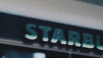 En Starbucks, los baristas, asistentes y otros empleados por hora mantienen su elegibilidad de seguro médico trabajando al menos 520 horas en un período de seis meses.