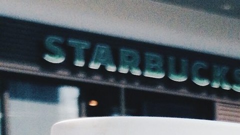 En Starbucks, los baristas, asistentes y otros empleados por hora mantienen su elegibilidad de seguro médico trabajando al menos 520 horas en un período de seis meses.