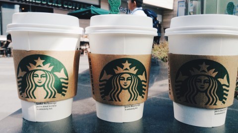 En Starbucks, los baristas, asistentes y otros empleados por hora mantienen su elegibilidad de seguro médico trabajando al menos 520 horas en un período de seis meses.