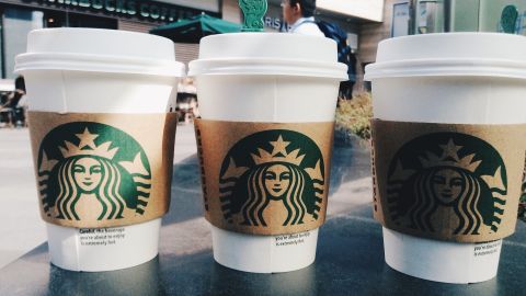 En Starbucks, los baristas, asistentes y otros empleados por hora mantienen su elegibilidad de seguro médico trabajando al menos 520 horas en un período de seis meses.