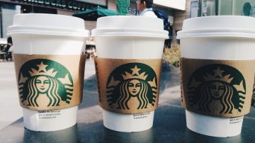 En Starbucks, los baristas, asistentes y otros empleados por hora mantienen su elegibilidad de seguro médico trabajando al menos 520 horas en un período de seis meses.