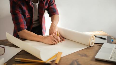 Jobs dijo que la clave para ser verdaderamente inteligente no es la experiencia profunda en un campo, sino la capacidad de hacer conexiones inesperadas entre campos.