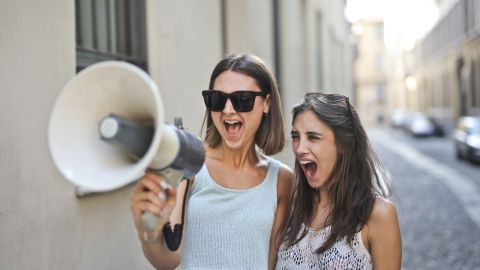 Mujeres hablando