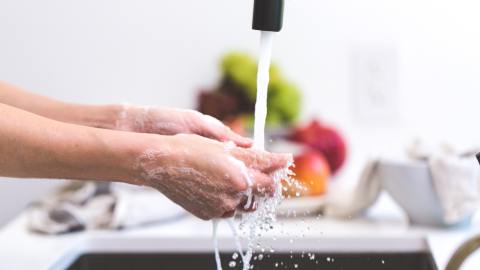 Según la Agencia de Protección Ambiental cada estadounidense consume 88 galones diarios de agua.