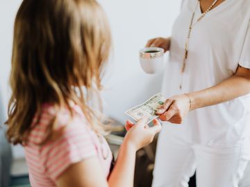Los padres de familia cometen el error de no hablar de finanzas personales con sus hijos.