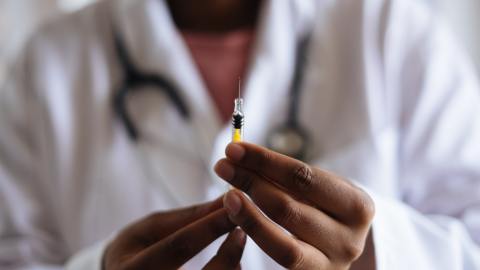 Prevenir el contagio de una gripe estacional puede evitar la sobresaturación de los servicios de salud.