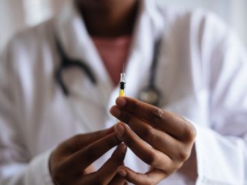 Prevenir el contagio de una gripe estacional puede evitar la sobresaturación de los servicios de salud.