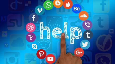 Un administrador de redes sociales es quien trabaja a profundidad el contenido, programación, interacción, gestión de campañas publicitarias y análisis del crecimiento de las redes de una marca.