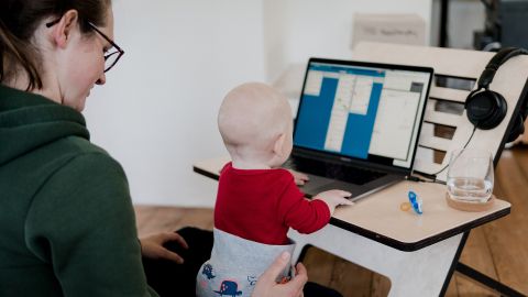 La empresa de videoconferencias Owl Las, encuestó a 1,200 empleados, de los cuales el 91% dijo que el trabajo remoto había mejorado su equilibrio entre la vida laboral y personal.