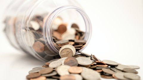 Los ahorros de los estadounidenses desempleados se agotan cada vez más rápido debido a la pandemia de coronavirus.