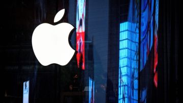 The Apple logo is seen on the window of the newly opened company store in Bangkok on September 23, 2020. (Photo by Mladen ANTONOV / AFP) (Photo by MLADEN ANTONOV/AFP via Getty Images)