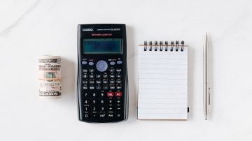 Saca la calculadora y comienza a hacer cuentas con base en los criterios del IRS para saber cuánto podrías cobrar en tu cheque de estímulo.