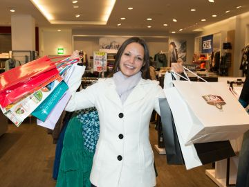 Esta cara de satisfacción con tus compras, fácilmente puede convertirse en una decepción si no controlas tus impulsos y cuidas tu bolsillo.