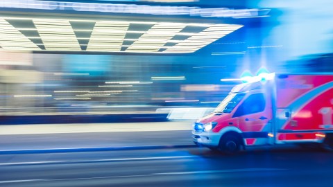 Las cuestiones médicas de urgencias pueden llegar con sorpresas financieras si no te previenes desde el momento en el que estás sano.