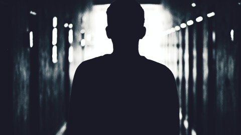 Los estafadores se pueden ganar tu confianza al grado de hacerte cometer un posible delito.