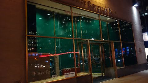 First Republic Bank tiene 35 años de existencia y sus cuentas de cheques son muy accesibles para las personas.