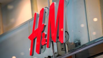 The logo of H & M (Hennes & Mauritz AB) can be seen at a fashion store of H&M in central Stockholm on April 2, 2020. - Swedish retailer H&M said that the company have started dialogue with tens of thousands of staff about cutting working hours due to the coronavirus (Covid-19) pandemic effect on the market. (Photo by Fredrik SANDBERG / TT News Agency / AFP) / Sweden OUT (Photo by FREDRIK SANDBERG/TT News Agency/AFP via Getty Images)