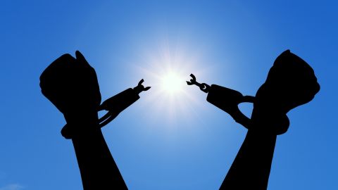 Quítate las cadenas de la tensión que te genera el dinero por una vida con más libertad financiera.