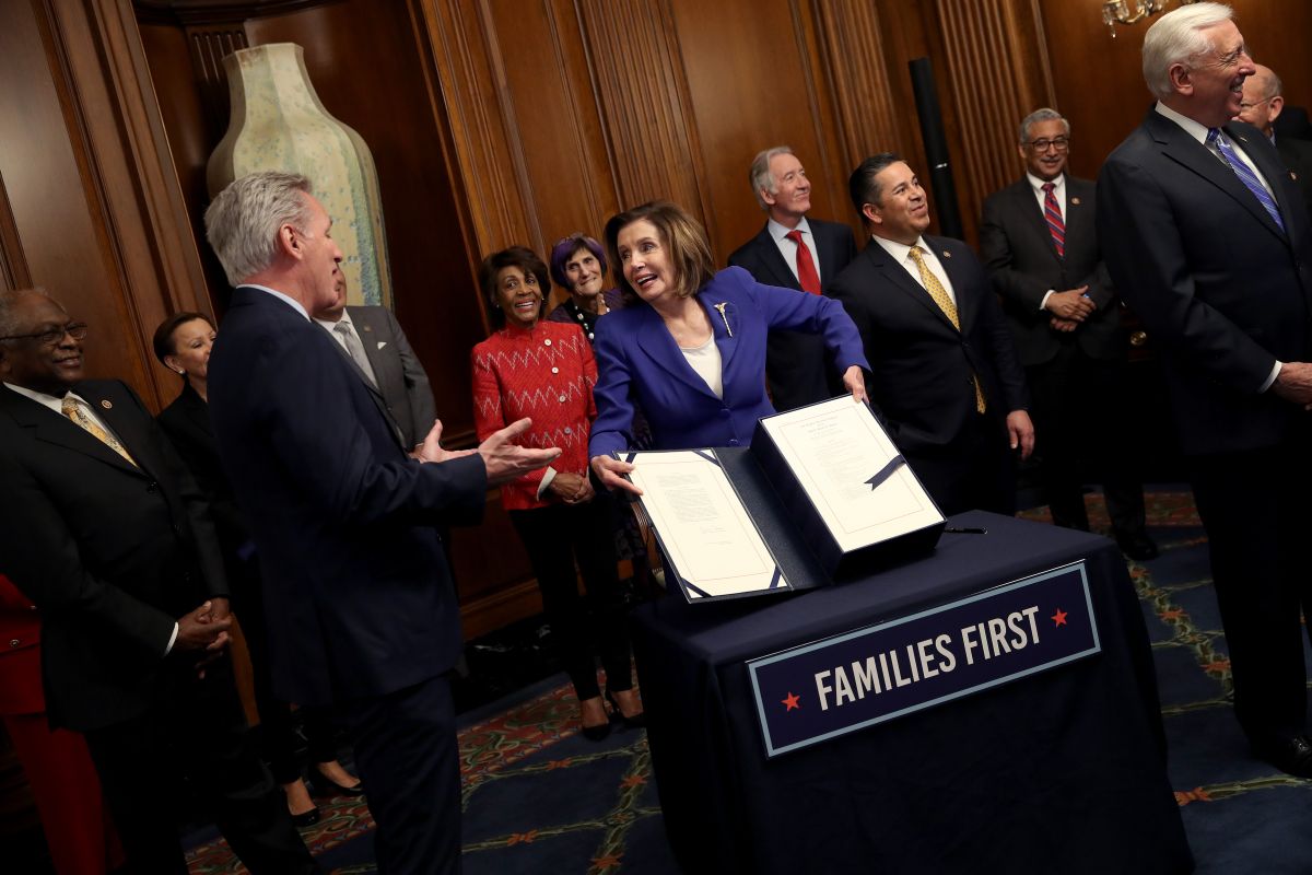 Nancy Pelosi celebra la firma de la Ley Cares, el 27 de marzo pasado.