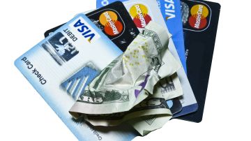 Muchos estadounidenses desconocen que su tarjeta de débito tienen un límite diario de compras.