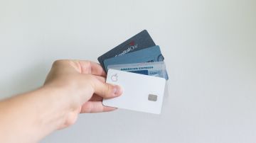 Descubre los pros y contras de tener más de una tarjeta de crédito.