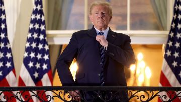 WASHINGTON, DC - OCTOBER 05: U.S. President Donald Trump gestures on the Truman Balcony after returning to the White House from Walter Reed National Military Medical Center on October 05, 2020 in Washington, DC. Trump spent three days hospitalized for coronavirus. (Photo by Win McNamee/Getty Images)